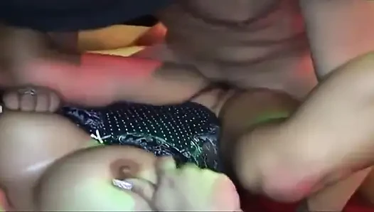 Esmer hatun amcığını diliyle sikiyor ve sonra sertçe sikiliyor
