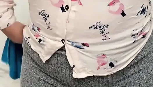 Orta yaşlı seksi üvey annem yoga pantolonu içinde güzel götünü temizliyor ve zıplatıyor
