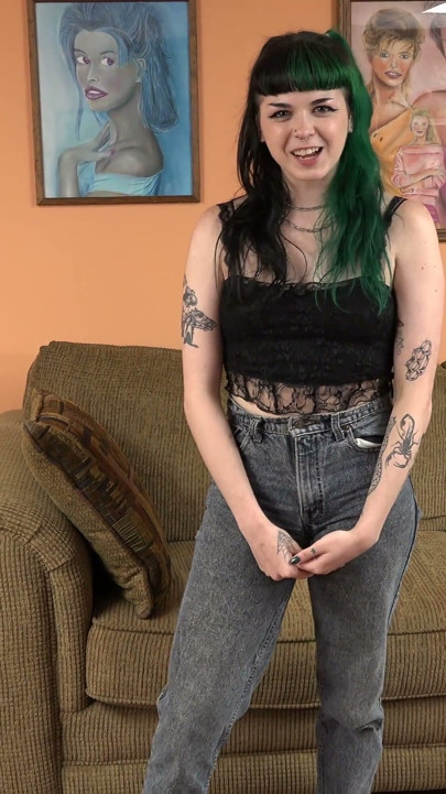 Zielonowłosa eliza Bea wieje Logana za swój raunchy porno debiut