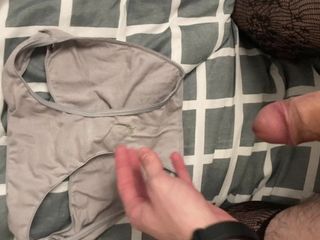 Cumming na moich brudnych majtkach, nosząc seksowne bodystocking