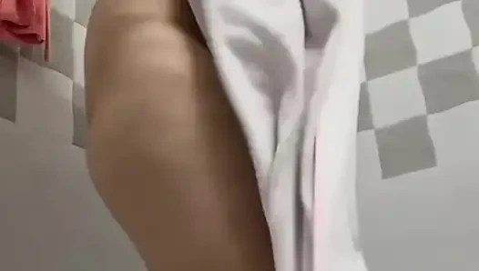 Индийская мама делает стриптиз в душе