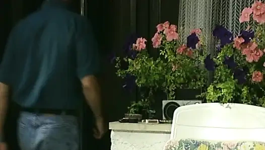 Güzel Alman genç kız göt deliğini dölle dolduruyor