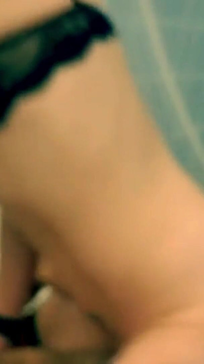 Kurva žena jebe prijatelja u hotelskoj sobi | Isječak 1