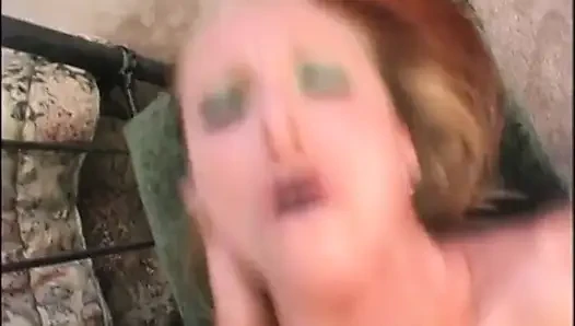 Cewek rambut pirang dengan tindikan di toket lagi asik jilat memek dan ngentot gaya doggy sampai mengerang keenakan