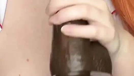Suster rambut merah ngentot, nyepong, dan muncrat dildo