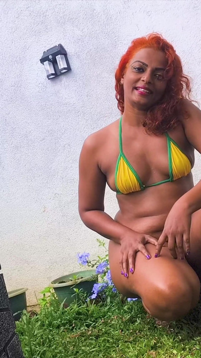 Seksowne bikini spróbuj Haul Nilmini Sheron