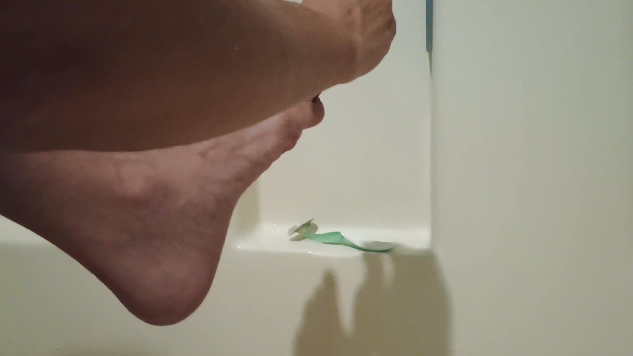 Marcy pinta suas unhas dos pés