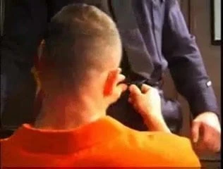 Policia follando con un preso