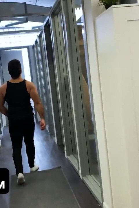 เพื่อนร่วมงานกล้ามสองคนติดอยู่ในออฟฟิศในช่วงล็อกดาวน์และพบว่าความเบื่อหน่ายจากความเบื่อหน่าย