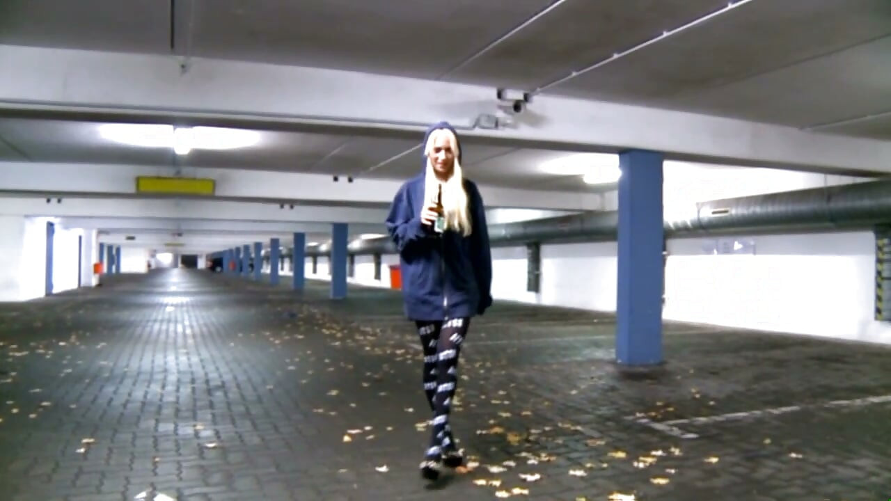 Sexy tiener in sexy kleding, neemt een douche en masturbeert haar natte poesje