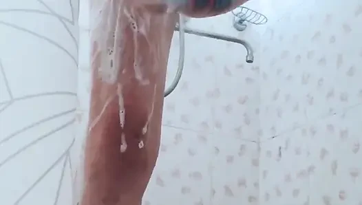 Banyodaki Twink vücudunu sergiliyor