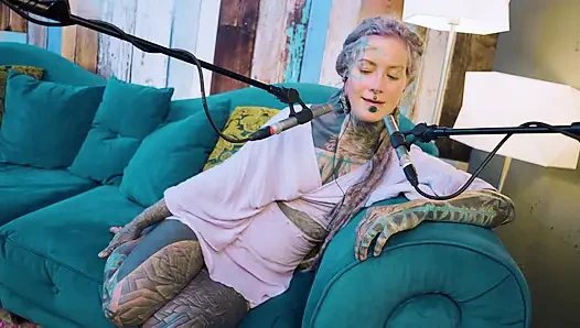 B hakkında konuşuyorum - bordem - asmr podcast sfw konuşuyor gotik sıska kız dreadlocks dövmeli model dövmeli kız