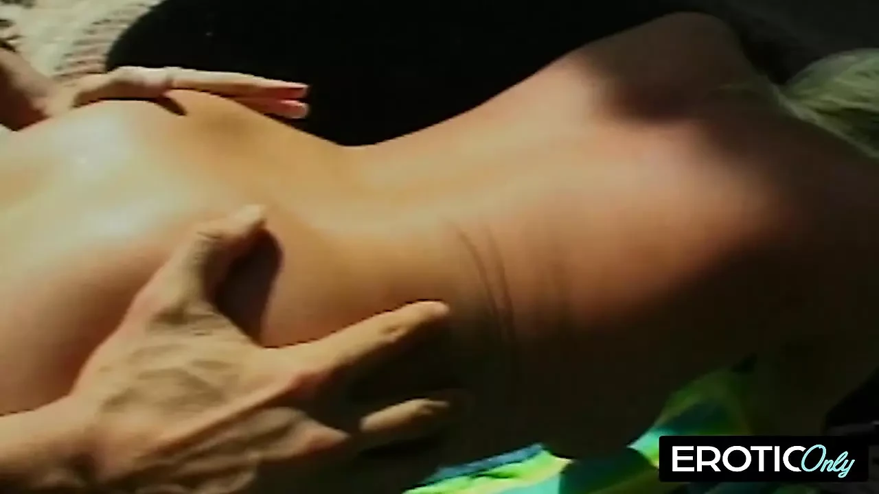 MILF palcami rucha się jęcząc "pieprzyć mnie teraz, tatusiu"