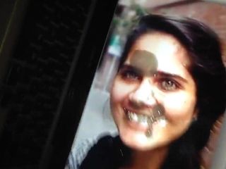 Трибьют на лице горячей индийской девушки