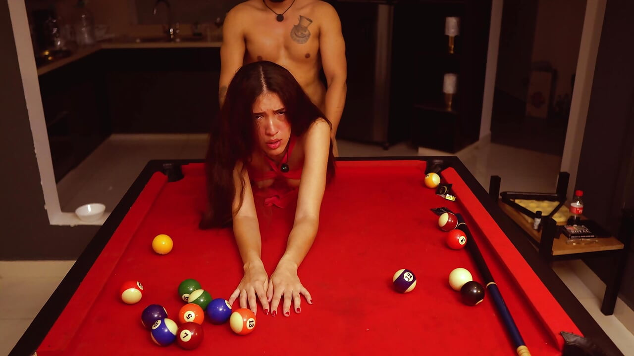 O curvă se apropie de mine în timp ce joc biliard, facem sex chiar acolo