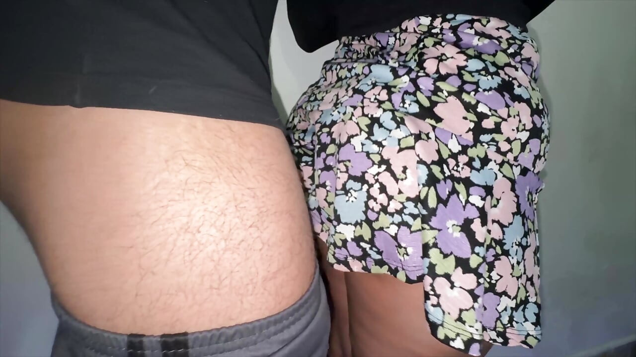 Dia merebut penis orang asing dengan ereksi besar.
