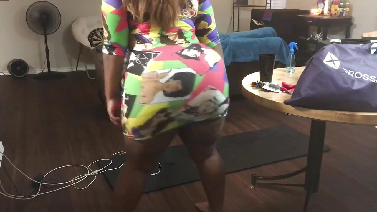 Diana cea perversă făcând opturi, partea 1 într-o rochie de curvă