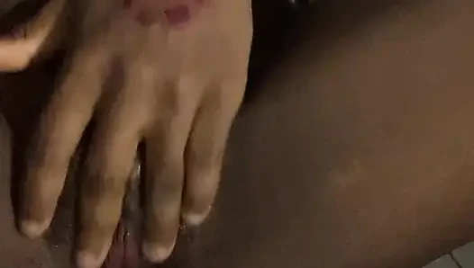 Browngurl234 в ванной светится, чувственные вибраторы и энергия Тверка