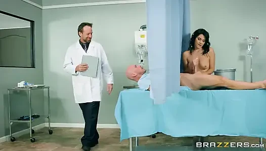 Brazzers - Krankenschwester valentina Nappi ist bereit, mit dem schwanz jedes patienten zu spielen, den sie in ihre hände bekommen kann