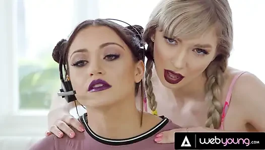 Geile marykate moss macht die konzentrierte gamer-freundin avi love an der schulter zu heißer muschi gefingert