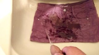 Розовая мини-юбка с писсингом и спермой