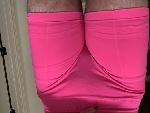 Shorts de buceta rosa com dedo do capô de fusca