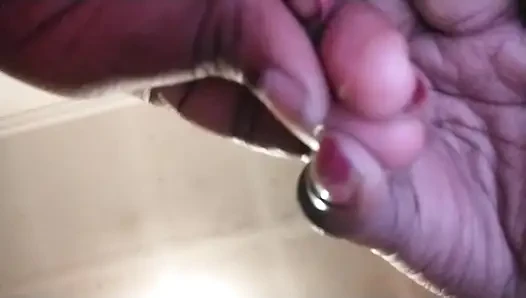 Der versuch, den nagellack auf meinen nägeln zu entfernen, aber scheitert zuerst?