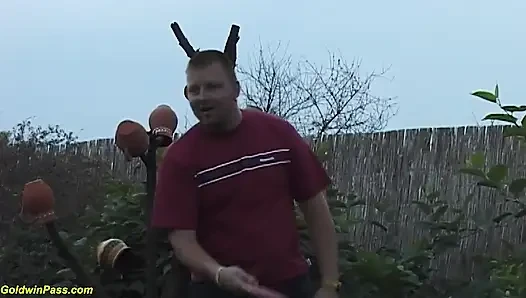 Волосатая девушка-толстушка обожает секс на природе