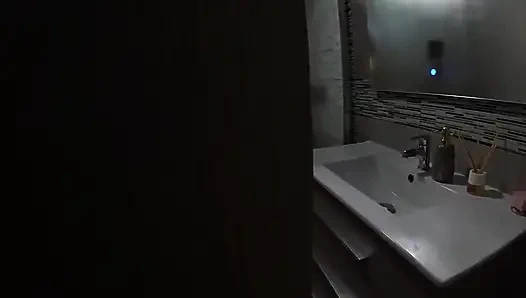 Ngentot di kamar mandi sama ibu kosku yang masih 18 tahun! Crot di toketnya!