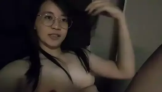 Супер сексуальная симпатичная азиатская девушка показывает ее обнаженное тело