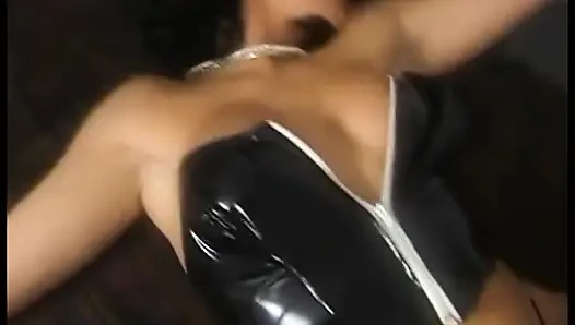 Esmer tanrıça ona harika bir vücut göstermeyi seviyor