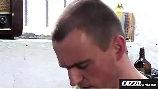 Cazzofilms: üç mahkum tarafından sikiliyor