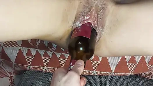 Amcıkta büyük şişeler, mümkün olduğunca derine itiliyor. Vajinal rüptür