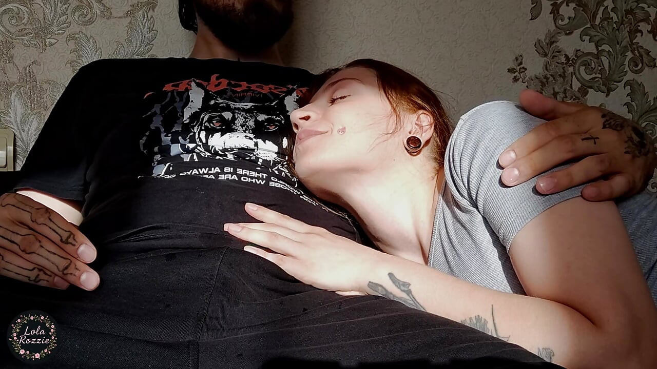 Dziewczyna dosypała się na kolanach swojego chłopaka i została zerżnięta w usta