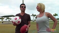 サッカー選手はセックスをするために彼女のコーチと一緒に家に帰ります