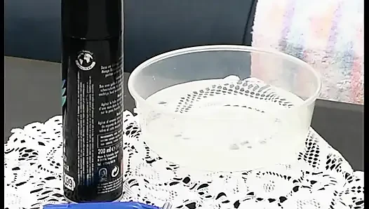 Она бреет свою киску, а затем трахает это пальцами