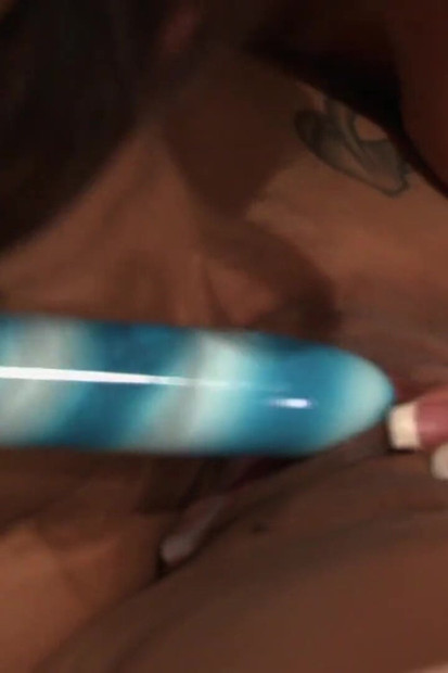 हॉट लड़कियां एक दूसरे की चूत चाटती हैं फिर विशाल डिल्डो के साथ चुदाई करती हैं