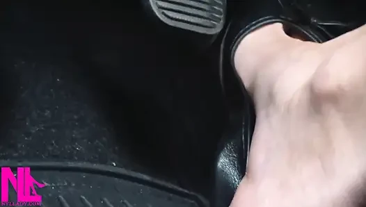 Membangkitkan dan mengemudi dengan flat kulit hitam di barefeet