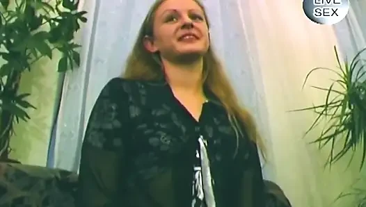 Blonde blondine dehnt muschi weit mit riesigem flascheneinschub