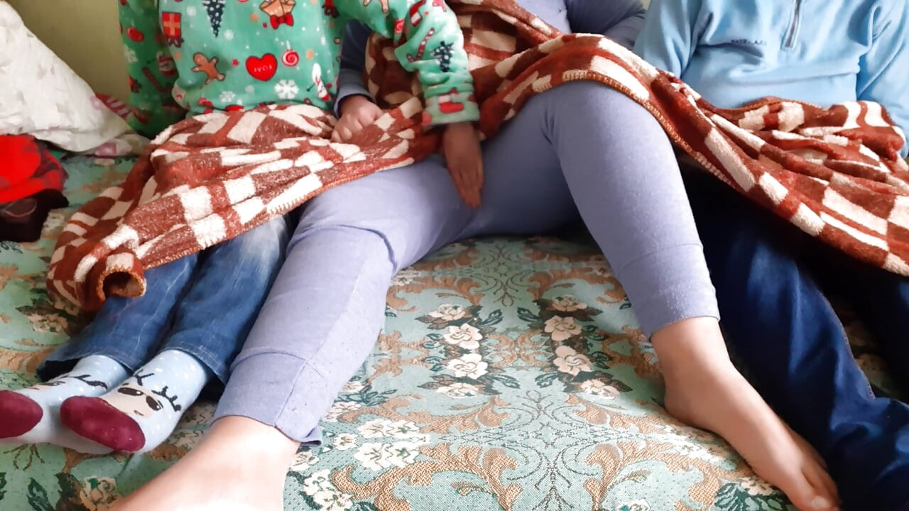 Siostra mojej dziewczyny szarpała mnie, gdy trzej z nas oglądali serial