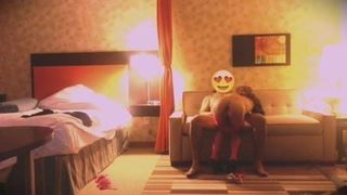 Sexy zwarte tranny speelt in een hotelkamer