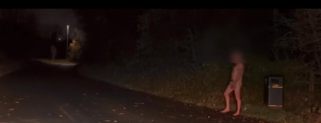 أضرب زبي الكبير عاريا حافي القدمين على الطريق عندما تمر سيارة