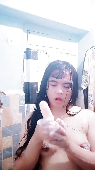 Filipina-schätzchen spielt während geheimen videoanruf