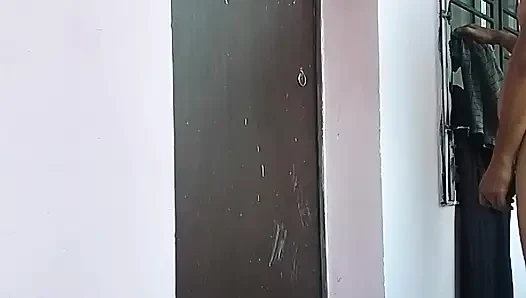 Çıplak mastürbasyon gösteriyor.