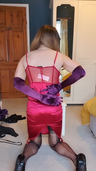 你喜欢哪个更好？我的红色缎面手套还是紫色手套？我感觉有点像杰西卡兔子