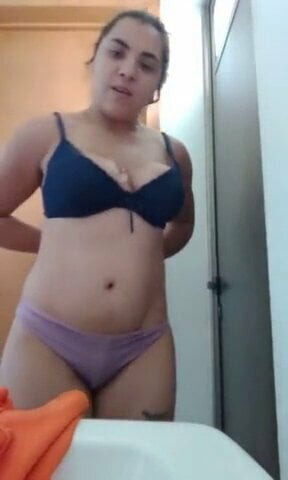 Hermosa latina probándose diferentes trajes de baño