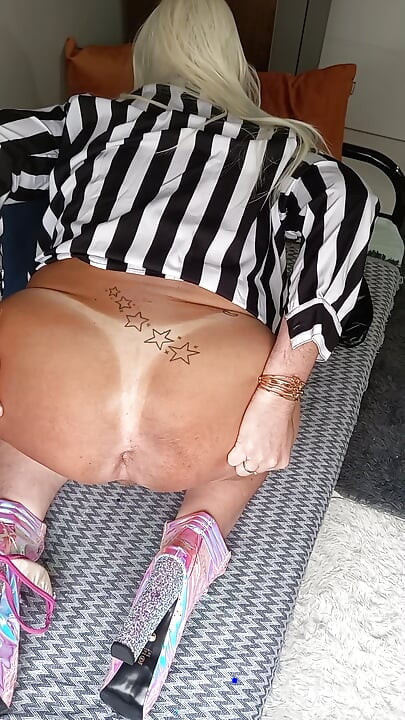 新しいブランドの尻と硬いチンコ