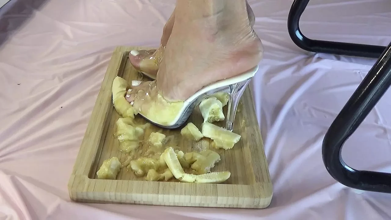 Schiaccia le banane con le mie belle gambe con i tacchi alti