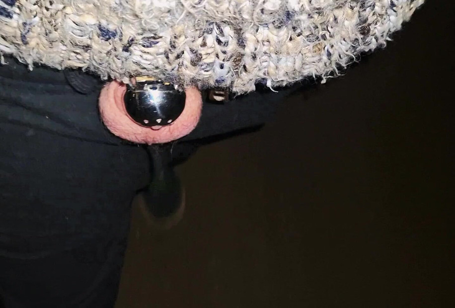 貞操ボーイが公にコックケージを見せる