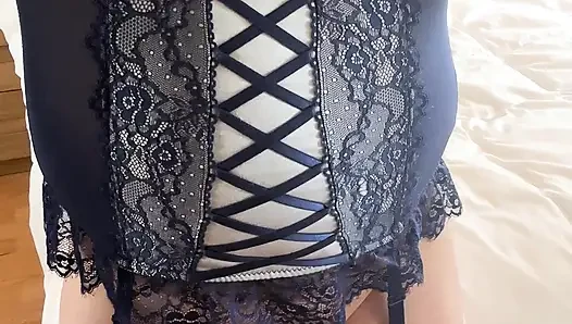 Kadın kılıklı seksi bask ve beyaz çoraplı yatağında oynuyor